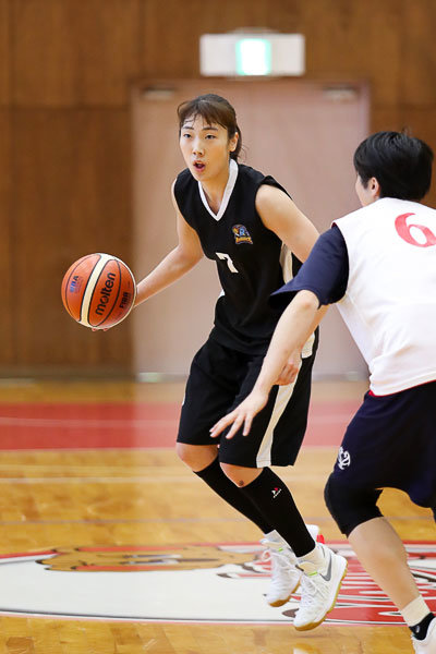 우리은행 박혜진이 9월 11일 일본 나고야 전지훈련 미쓰비시와의 연습경기에서 드리블을 하고 있다. 허벅지 근육이 찢어지는 부상에서 벗어나 현재 컨디션을 끌어올리는 과정에 있다. 사진제공 ｜ 우리은행