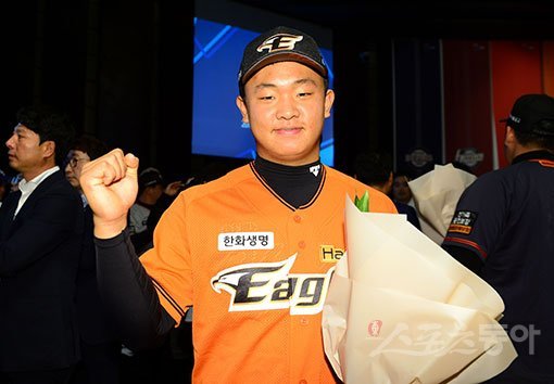 11일 서울 종로 웨스턴 조선호텔에서 ‘2018 KBO 신인 드래프트‘가 열렸다. 한화에 2차 1라운드에 지명된 이승관이 기념촬영을 하고 있다. 김민성 기자 marineboy@donga.com