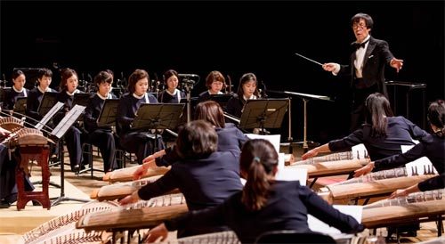 지휘자 임헌정 씨는 “아쟁은 첼로와 소리가 비슷하고, 가야금은 하프와 소리가 비슷한 느낌”이라며 “국악은 소리의 여운과 여백을 느껴야 하기 때문에 마이크 없이 깨끗한 소리를 내는 자연음향으로 연주해야 한다”고 말했다. 2015년 국립극장에서 국립국악관현악단을 처음 지휘할 때 모습. 국립국악관현악단 제공