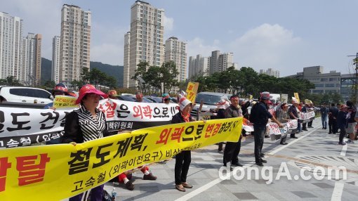 강원도 인제군 북면 용대리 주민 59명이 12일 정부 세종청사 앞에서 시위를 벌이고 있다. 백담마을 고속철 외곽이전요구 비상대책위원회 제공