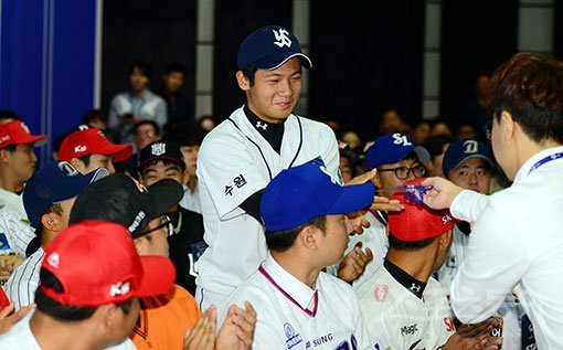 11일 서울 종로 웨스턴 조선호텔에서 ‘2018 KBO 신인 드래프트‘가 열렸다. 한화 2차 10라운드에 지명된 유신고 김진욱이 환한 미소를 짓고 있다. 김민성 기자 marineboy@donga.com