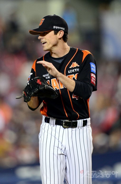 12일 서울 잠실야구장에서 ‘2017 타이어뱅크 KBO 리그’ 롯데자이언츠와 LG트윈스 경기가 열렸다. 선발 투수로 등판한 롯데 레일리가 7회까지 무실점으로 막은 후 박수를 치며 더그아웃으로 들어가고 있다. 잠실 | 김종원 기자 won@donga.com