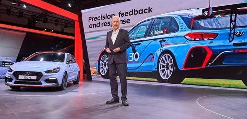 獨무대 선 현대 고성능차 12일(현지 시간) 독일 프랑크푸르트 메세에서 열린 ‘2017 프랑크푸르트 모터쇼’에서 알버트 비어만 현대자동차 시험·고성능차 개발 담당 총괄이 ‘i30 N’ 등 현대차 주력 모델을 설명하고 있다. 현대자동차 제공