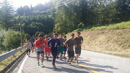 한국레슬링이 명예회복을 향해 다시 발걸음을 내디뎠다. 강원도 평창에서 진행 중인 남녀국가대표팀 전지훈련이 그 출발선이다. 노성산을 달리며 산악훈련에 한창인 선수들. 평창 ｜ 남장현 기자 yoshike3@donga.com