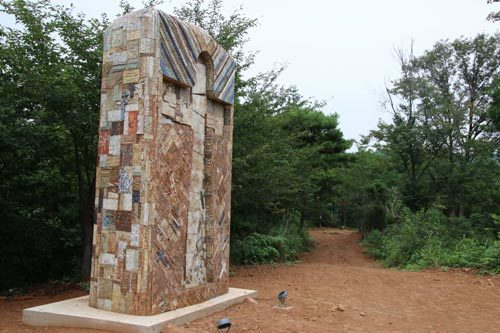 경기 양평군 ‘주기도문 산책로’에 설치된 도예가 윤석경 씨의 작품 ‘십자가’(5×1.5×3m). 하이패밀리 제공