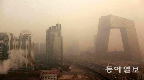 중국 베이징 중심가의 하늘이 짙은 스모그에 덮여 있다. 오른쪽에 보이는 특이한 모양의 건물은 관영 중국중앙(CC)TV본사다. 동아일보DB