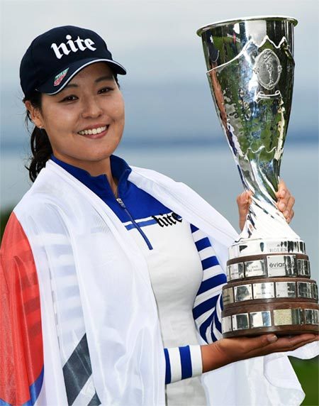 지난해 LPGA투어 에비앙 챔피언십에서 우승한 뒤 트로피를 들고 활짝 웃고 있는 전인지. LPGA 제공