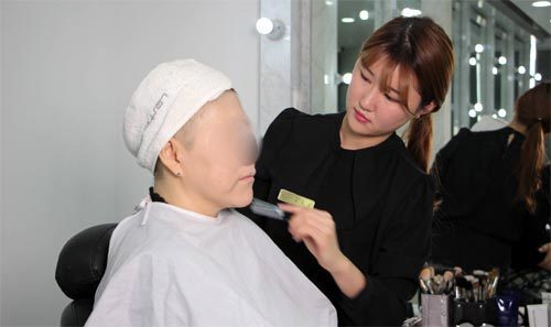 유지영 씨(오른쪽)가 지난해 겨울 부산 동주대에서 암 환자의 얼굴에 화장을 해주고 있다. 한국산업인력공단 제공