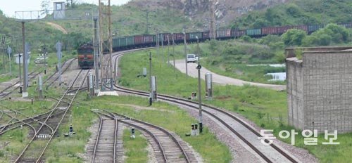 러시아 연해주 하산의 하산 기차역에 북한 쪽에서 오던 화물열차가 멈춰 서있다. 러시아가 북한의 핵미사일 개발 의욕을 저지하고 한반도에 평화를 이뤄 이 철로로 많은 객차와 화물열차가 다니는 날을 기대할 수 있을까. 동아일보DB