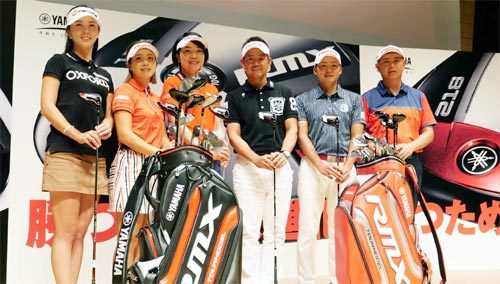 11일 일본 도쿄에서 열린 야마하 골프 신제품 발표회에서 윤채영(왼쪽)을 비롯한 일본프로골프투어의 남녀스타들이 새로운 클럽을 배경으로 포즈를 취하고 있다. 오리엔트골프 제공