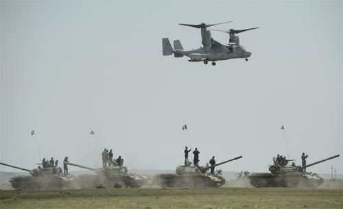 2015년 나토 연합작전에 참여한 미국 수직이착륙 수송기 V-22 오스프리.