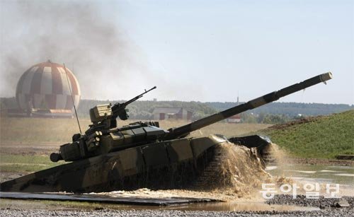 2010년 모스크바 외곽에서 훈련 중인 러시아 탱크 T-90A. 동아일보DB