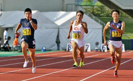100m 달리기에서 9초 98을 기록한 키리유 요시히데(왼쪽). 아사히신문 제공