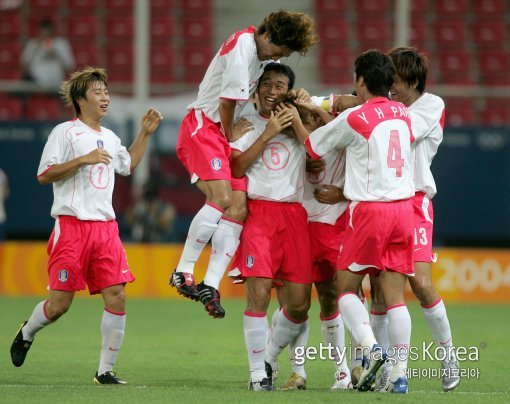 김호곤 감독은 아테네 올림픽 축구 대표팀을 8강으로 이끌고 8강에 올랐다. 사진=게티이미지코리아