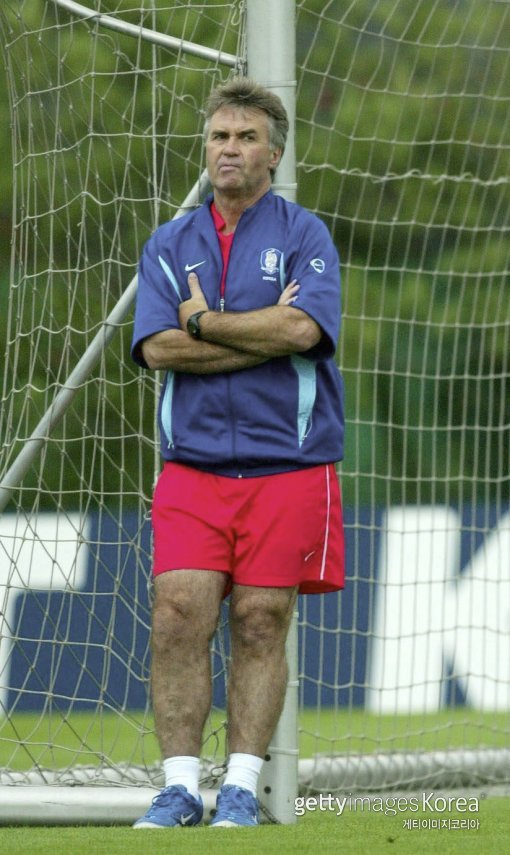 14일(한국시간) 네덜란드 암스테르담에서 열린 거스 히딩크 감독의 기자간담회 내용은 두루뭉술했다. 한국축구대표팀 감독에 대한 야망을 확실히 전달한 것도 아니고, 다른 어떤 역할을 하고 싶은 것인지 역시 제대로 밝히지 않았다. 2002한일월드컵 4강 신화를 계기로 오랜 행복과 추억을 나눈 한국축구와 히딩크 감독은 끊임없이 불거진 논란에 이제 껄끄러운 관계가 됐다. 사진=게티이미지코리아