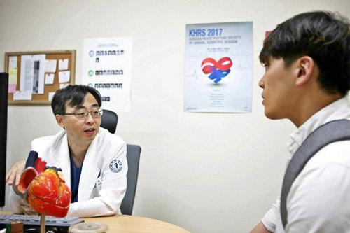 지난해 길에서 쓰러져 인하대병원에서 삽입형 제세동기 시술을 받은 후 브루가다 증후군 진단을 받은 오석환씨(오른쪽)가 주치의 김대혁 교수와 몸 상태에 대해 대화하고 있다. 인하대병원 제공