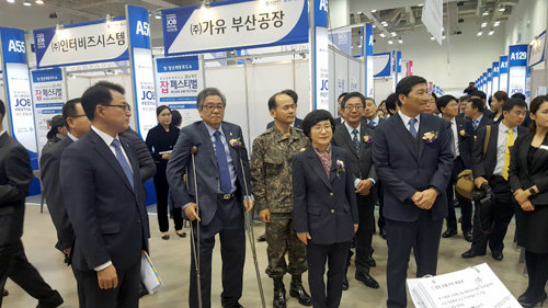 19∼22일 벡스코에서 열리는 전국장애인기능경기대회에서는 ‘장애인채용박람회’도 함께 진행된다. 지난해 벡스코에서 열린 장애인채용박람회에 참석한 관계자들이 부스를 둘러보고 있다. 부산장애인총연합회 제공