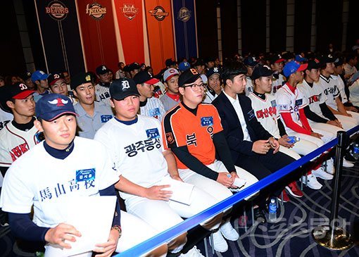 지난 11일 서울 웨스턴조선호텔에서 열린 2018 프로야구 신인 드래프트에서 참가 선수들이 긴장된 표정으로 각 구단의 호명을 기다리고 있다. 이번 드래프트에서도 각 구단의 고졸선수 선호 현상은 또 한번 반복됐는데, 한국 야구의 미래를 위해 대학야구 출신들이 보다 많이 프로 무대를 밟을 수 있는 환경이 조성돼야 한다는 지적이다. 스포츠동아DB