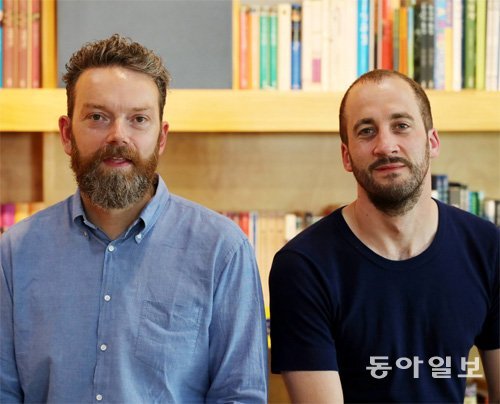 영국의 북 디자이너 존 그레이(왼쪽)와 데이비드 피어슨. 파주=김경제 기자 kjk5873@donga.com