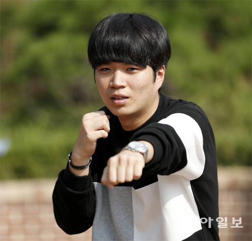 김호준 씨가 집 근처 공원에서 복싱 연습을 하고 있다. 그는 요즘 대회 출전을 위해 ‘몸 만들기’에 한창이다. 부천=원대연 기자 yeon72@donga.com