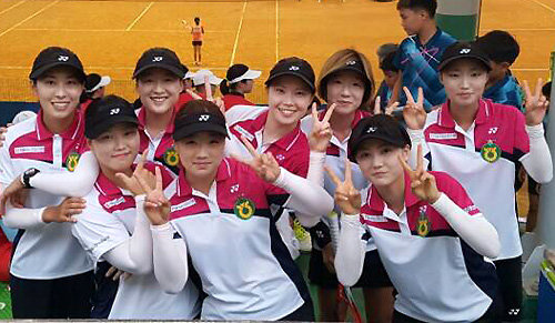 올해 전국대회에서 5차례 정상에 오른 NH농협은행 여자 정구부 선수들이 밝은 표정으로 카메라 앞에섰다. NH농협은행 제공