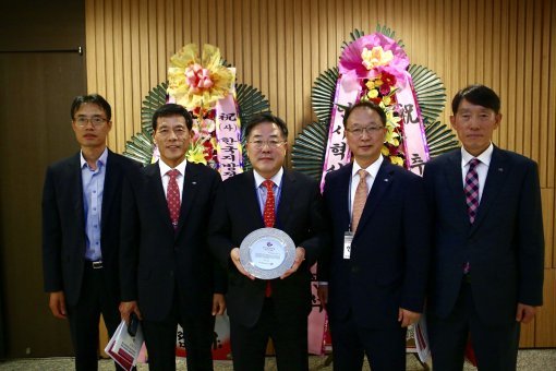 정승 한국농어촌공사 사장(가운데)이 공사 관계자들과 수상패를 들고 기념촬영을 하고 있다.