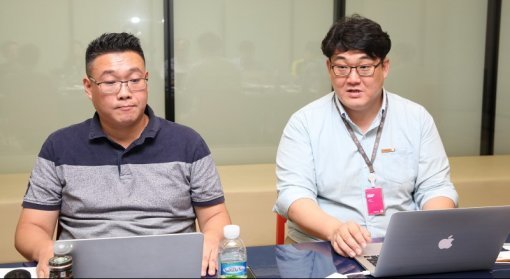 킹스맨 이동헌PM(우) & 박정준 개발팀장(좌)(출처=게임동아)