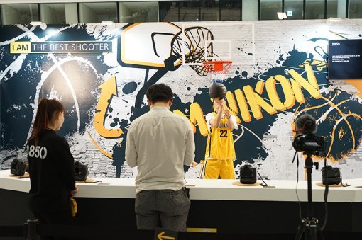 카메라의 성능을 체험할 수 있는 공간이 마련되어 있다. (출처=IT동아)