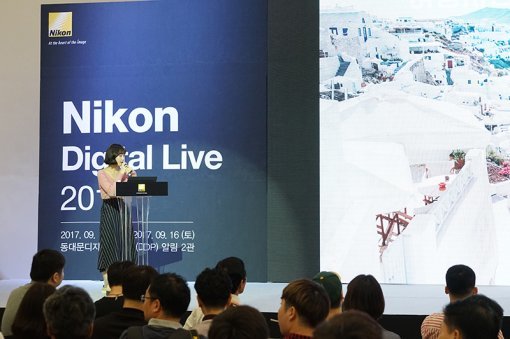 니콘 D850에 대해 설명 중인 이진화 작가. (출처=IT동아)