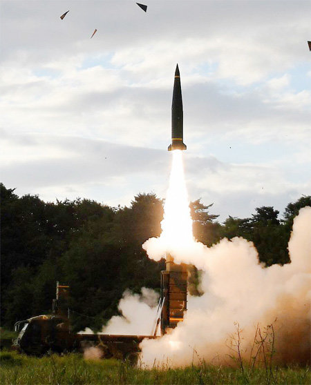 15일 오전 북한의 미사일 도발 직후 육군이 맞대응 실사격 훈련을 위해 지대지미사일 현무-2A 탄도미사일을 발사하고 있다. 육군 제공