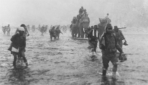 버마 주둔 일본군들이 73년 전인 1944년 3월 인도의 연합군 기지 ‘임팔’을 공격하기 위해 이동하는 모습을 촬영한 사진이다. 그러나 이 작전은 처절한 패배로 끝났다. 일본 마이니치신문 소장