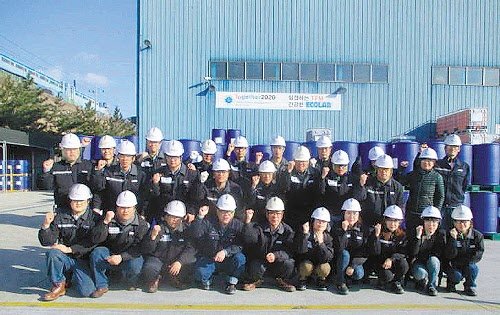 2001년 완공된 한국이콜랩 경남 양산 공장에 근무하는 직원들. 양산 공장에서는 수처리 관련 화학 제품이 생산된다. 한국이콜랩 제공