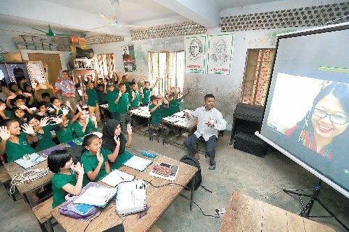 KT는 방글라데시 낙도 모헤시칼리섬에서 최초의 글로벌 기가 아일랜드 프로젝트를 시작했다. 사진은 KT 기가 네트워크를 통해 섬에 사는 학생들이 화상 교육을 받는 모습. KT 제공