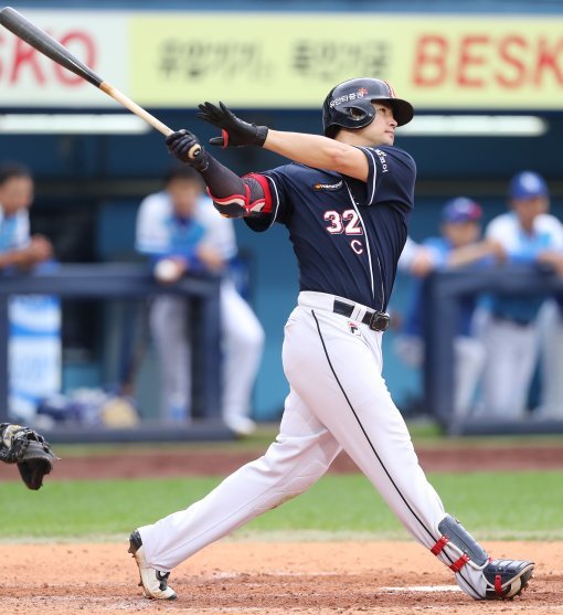 17일 오후 대구 삼성 라이온즈파크에서 열린 ‘2017 프로야구’ 삼성 라이온즈와 두산 베어스 경기 5회초 무사 1,2루에서 두산 김재환이 스리런 홈런을 치고 있다. 사진제공｜스포츠코리아