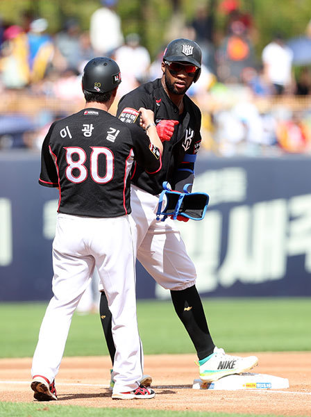 1위 팀 마운드를 위협하는 10위 팀 중심타자. kt 3번 타자 멜 로하스 주니어(오른쪽)가 17일 광주 KIA전 1회초 1사 2루에서 1타점 우중간 3루타로 선제 타점을 기록한 뒤 이광길 코치의 축하를 받고 있다. 사진제공｜스포츠코리아