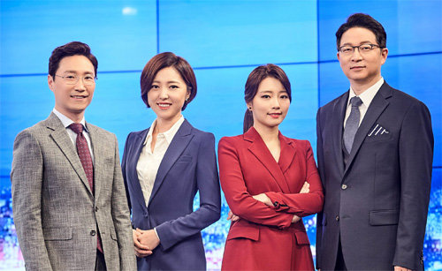 채널A가 18일부터 뉴스를 개편해 시청자들에게 새롭게 다가간다. ‘뉴스A LIVE’를 진행할 천상철 차장과 성시온 기자, ‘뉴스A’의 여인선 기자, 김승련 부장(왼쪽부터). 채널A 제공