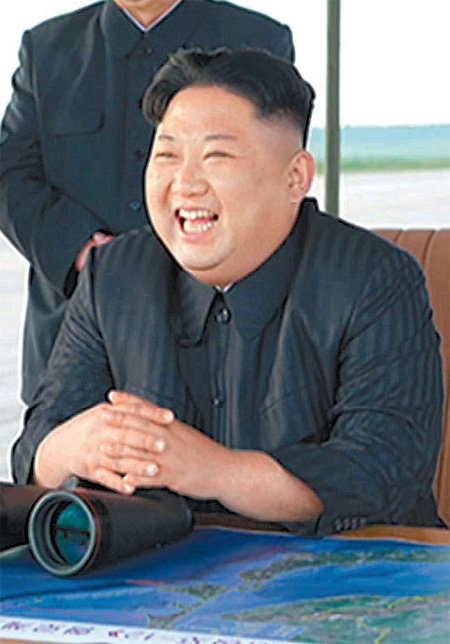 북한 김정은 노동당 위원장이 15일 평양 순안비행장 야외 지휘소에서 ‘화성-12형’ 발사 장면을 지켜보며 참모들과 함께 웃고 있다. 사진 출처 노동신문