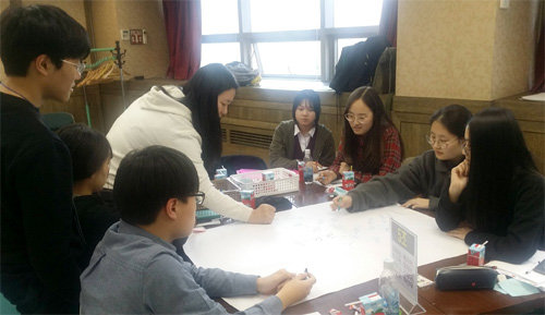 서울 서대문구의 ‘청소년참여예산학교’에 참석한 청소년들이 주민참여예산을 살펴보며 새로운 정책 아이디어를 마련하기 위해 토의하고 있다. 서대문구 제공