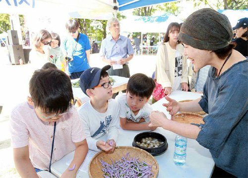 서울 서초구와 서초문화재단이 주최하는 서리풀페스티벌 첫날인 16일 잠원체육공원에서 열린 잠원나루축제에서 어린이들이 누에를 관찰하며 설명을 듣고 있다. 서초구 제공