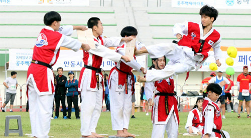 17일 공주백제마라톤 출발 전 격파 시범을 보이고 있는 태권시범단 태어로즈. 포토스포츠 제공