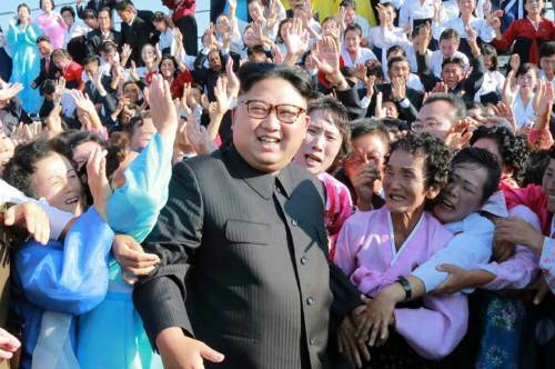 북한 김정은이 주민들과 활짝 웃고 있다. 사진 출처 노동신문