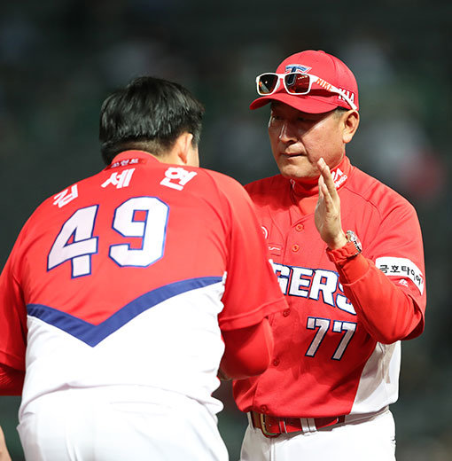 김기태 감독이 지휘하는 KIA가 매직넘버를 7로 줄이면서 정규시즌 1위를 가시권에 뒀다. 아울러 1승만 추가하면 구단 역대 시즌 최다승인 82승을 기록하는 등 갖가지 신기록 행진을 눈앞에 두고 있다. 사진제공｜스포츠코리아