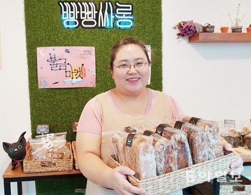 이현주 씨가 자신이 만든 건강빵 ‘감자 치아바타’를 들고 환하게 웃고 있다. ‘감자 치아바타’는 ‘빵빵싸롱’의 대표적인 인기 메뉴로 감자를 갈아 밀가루와 섞어 구워낸다. 이지훈 기자 easyhoon@donga.com