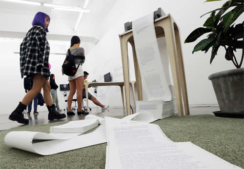 작가 9명의 온라인 글이 실시간으로 출력되는 작품.