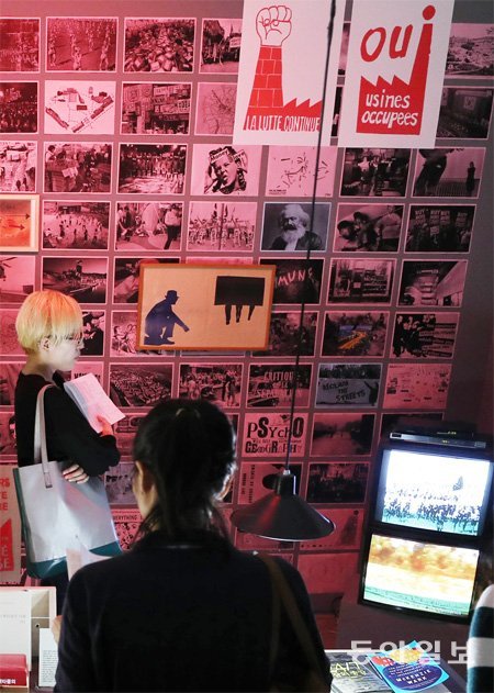 14일 서울 종로구 일민미술관에서 열리고 있는 ‘공동의 리듬, 공동의 몸-공동체 아카이브 전시’에서 관람객들이 오래된 글과 사진 자료들을 보고 있다. 양회성 기자 yohan@donga.com