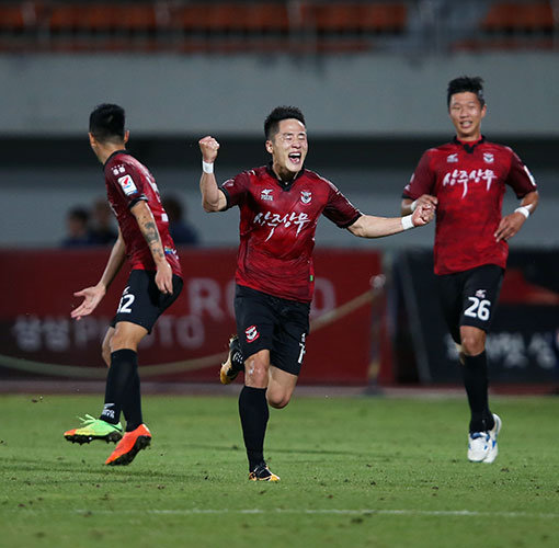 90분 드라마 축구에서 마지막까지 눈을 뗄 수 없는 이유는 바로 추가시간 득점 하나로 승패가 달라지기 때문이다. 그런 의미에서 2017시즌 K리그 클래식을 뜨겁게 달구는 상주의 뒷심에 주목해볼만하다. 9월 16일 광주전에서 후반 추가시간 골을 넣고 포효하는 상주 김호남(가운데). 사진제공 ｜ 한국프로축구연맹