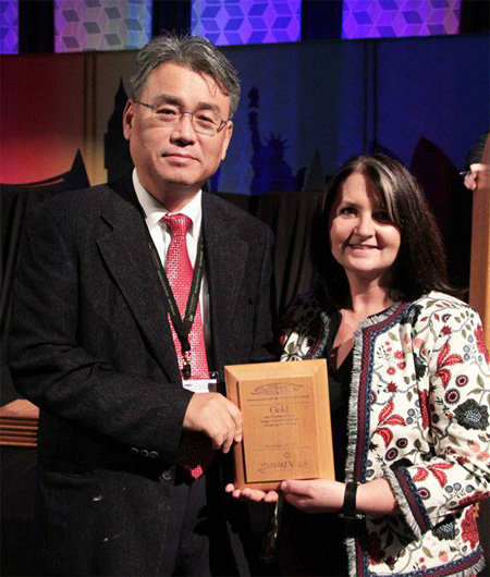 배재대 관광축제호텔대학원장 정강환 교수(왼쪽)가 최근 미국에서 열린 세계축제협회 총회에서 피너클어워드로 선정된 국내 지방자치단체와 대학을 대표해 협회 관계자로부터 상을 받고 있다. 세계축제협회 제공