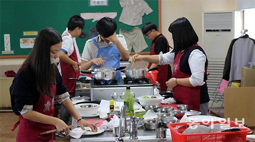 인천 강화군 삼량고 학생들이 14일 실습실에서 요리를 열심히 배우고 있다. 삼량고는 농산어촌 기숙형 인문고에서 특성화고 전환을 추진하고 있지만 학교재단이 비리 의혹에 휩싸이면서 혼란을 겪고 있다. 박희제 기자 min07@donga.com