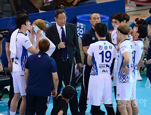우승후보로 꼽히던 대한항공은 천안유관순체육관에서 열린 ‘2017 천안·넵스컵 프로배구대회’에서 1승도 얻지 못하고 조기탈락했다. 천안 ｜ 김종원 기자 won@donga.com