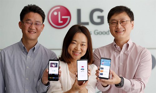 “LG페이, 한 번도 안 쓴 사람은 있어도 한 번만 쓴 사람은 없게 만들 겁니다.” LG전자 MC사업본부 소속 연구원들이 
LG페이를 들어 보이며 미소 짓고 있다. 왼쪽부터 손영섭 MC연구소 SW플랫폼실 파트장, 김문경 MC페이먼트·모바일서비스팀 책임,
 이건우 MC페이먼트·모바일서비스팀장. 원대연 기자  yeon72@donga.com